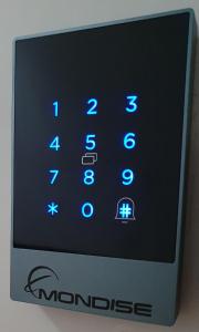 un reloj electrónico con números azules. en Hostal Zamorán, en Madrid