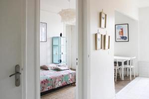 Le Pré-Saint-GervaisにあるWell Equipped 40m Apartment Near Parisのベッドルーム1室(ベッド1台、青いキャビネット付)