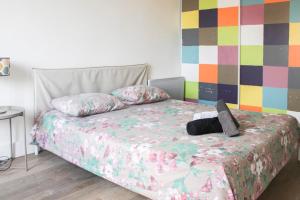 Le Pré-Saint-GervaisにあるWell Equipped 40m Apartment Near Parisのベッドルーム(ベッド1台、動物の詰め物付)