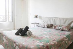 Le Pré-Saint-GervaisにあるWell Equipped 40m Apartment Near Parisのベッドルーム1室(ベッド1台、枕2つ付)