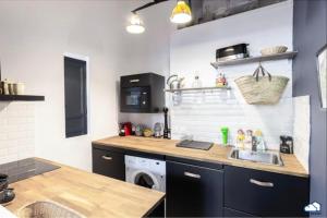 a kitchen with a sink and a washing machine at Superbe T3 proche Vieux-Port AC in Marseille