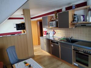 eine Küche mit einer Spüle und einer Arbeitsplatte in der Unterkunft Ferienwohnung Anna in Wernigerode