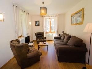 salon z kanapą i 2 krzesłami w obiekcie Appartement central à Chamonix proche pistes avec balcon et WiFi - FR-1-343-194 w Chamonix-Mont-Blanc