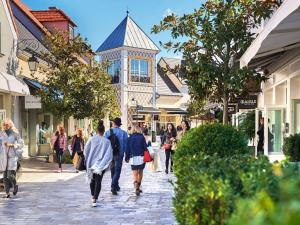 a group of people walking down a street at Mai Linh - TiAM CONCIERGERIE-Disney-VILLIERS SUR MARNE CENTRE VILLE in Villiers-sur-Marne