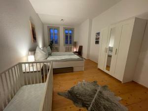 sypialnia z łóżkiem i oknem w obiekcie Brix Apartment w mieście Naumburg