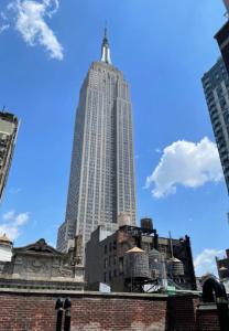 紐約的住宿－Empire Broadway Retreats，一座高大的建筑,上面有十字架