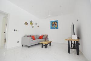 ラス・テレナスにあるAppartement neuf en lomaのソファとテレビのあるリビングルーム