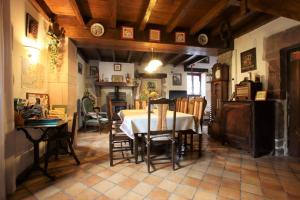 Una cocina y un comedor con mesa y sillas. en Chez aguirre, en Saint-Jean-Pied-de-Port
