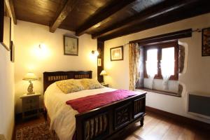 Un dormitorio con una cama grande y una ventana en Chez aguirre, en Saint-Jean-Pied-de-Port