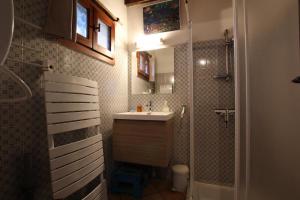 Un pequeño baño con lavabo y ducha. en Chez aguirre, en Saint-Jean-Pied-de-Port 12 fotos más