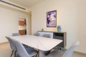 ein Esszimmer mit einem weißen Tisch und Stühlen in der Unterkunft Denim 3 Bedroom Apartment With Pool in Beirut