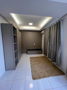 an empty room with a rug on the floor and a closet at Casa Maravilhosa em condominio in Luis Eduardo Magalhaes