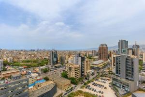 eine Luftansicht einer Stadt mit hohen Gebäuden in der Unterkunft Denim 3 Bedroom Apartment With Pool in Beirut