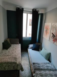 um quarto com duas camas e uma janela em Molo27 CITRA 3979 em Génova