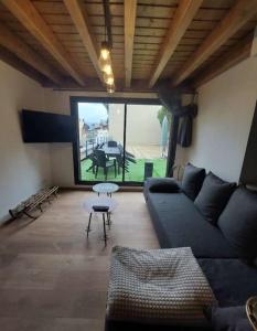 un soggiorno con divano e una grande finestra di Rêve de neige a Font-Romeu-Odeillo-Via