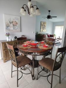 a dining room table and chairs in a room at Pily's Vintage Stay Room Full Bed in Orlando