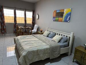 sypialnia z łóżkiem, stołem i krzesłami w obiekcie Marrets International Villa w Akrze