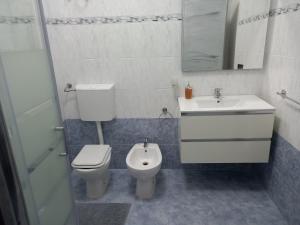 ein Bad mit einem WC und einem Waschbecken in der Unterkunft La Habitacion del Mar in Gallipoli