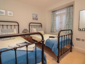 a bedroom with two bunk beds and a window at Hamnavoe in Dartmouth