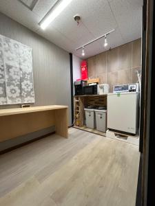 una oficina vacía con un escritorio y un mostrador en una habitación en Lucky Hotel en Tokio