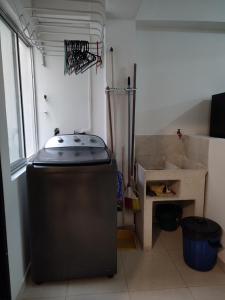 een keuken met een grill en een basketbalring bij GURUS FR | Apartamento cerca al Aeropuerto y Terminal 2 Hab in Pereira