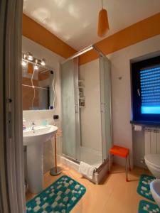 コゼンツァにあるB&B Il Sogno Cosenzaのバスルーム(シャワー、洗面台、トイレ付)