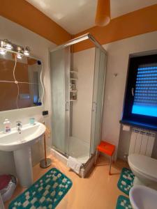 コゼンツァにあるB&B Il Sogno Cosenzaのバスルーム(シャワー、洗面台、トイレ付)