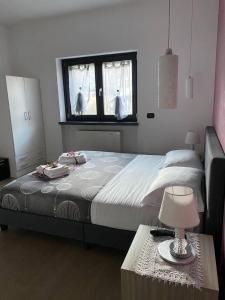 コゼンツァにあるB&B Il Sogno Cosenzaのベッドルーム1室(ベッド1台、ランプ付きテーブル付)