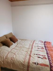 - une chambre avec un lit doté d'une couette dans l'établissement Apartmani Nina Košuta, à Jahorina