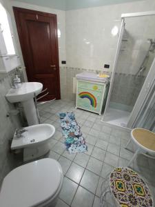 La salle de bains est pourvue de toilettes, d'un lavabo et d'une douche. dans l'établissement I Fiori di AminA, à Pietramelara