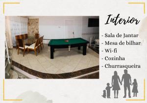 um quarto com uma mesa de pingue-pongue e pessoas em Hostel Recanto Peruíbe em Peruíbe