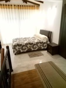 1 dormitorio con cama y ventana grande en The Bliss Hostel Kandy, en Kandy