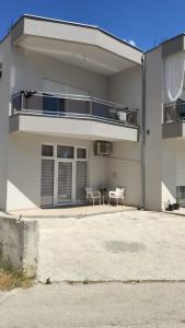 Casa blanca con 2 sillas y balcón en Maria en Igalo