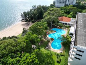 einen Luftblick auf ein Resort mit Pool und Strand in der Unterkunft Purimas Beach Hotel & Spa in Ban Chang