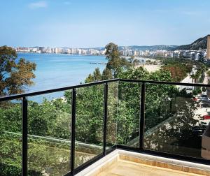 - Balcón con vistas al agua en Palm Suites Apartment-Suite en Vlorë