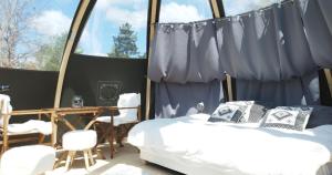 een slaapkamer met 2 bedden en een tafel en stoelen bij Bulle nuage - Etat Nature in Magnières