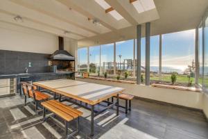 cocina grande con mesa, sillas y ventanas en VISTAMAR COSTAHORIZONTE CONCON, en Concón