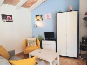 a living room with a couch and a table at La Casita in Manacor