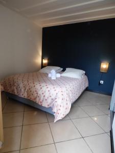 Una cama o camas en una habitación de Chambres et Tables d'hôtes Chez Paul et Lydie