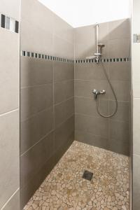 una ducha con cabezal de ducha en un baño en Villa en Provence, en Bollène