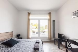 a bedroom with a bed and a window with a patio at Villa en Provence in Bollène