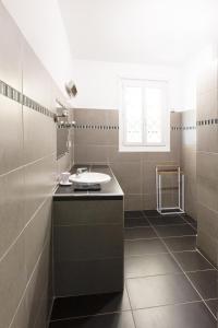 a bathroom with a sink and a window at Villa en Provence in Bollène