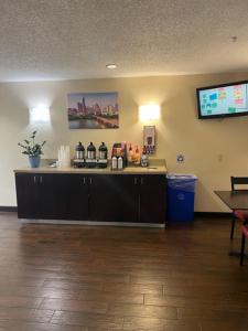 una sala d'attesa in un ospedale con un bancone di Red Roof Inn PLUS+ Austin South ad Austin