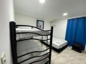 Postel nebo postele na pokoji v ubytování Blue Diamond House