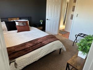 1 dormitorio con 1 cama y puerta que da a un pasillo en Coast, Mountain & Country, en Simi Valley