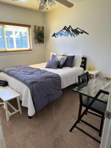 1 dormitorio con cama y mesa de cristal en Coast, Mountain & Country, en Simi Valley