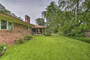 una casa de ladrillo con un patio delante de ella en Hot Tub and Yard Spacious Hot Springs Home!, en Hot Springs