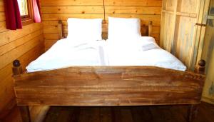 two beds in a wooden cabin with white sheets at Hof Keppel in Schmallenberg