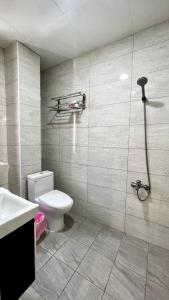 een badkamer met een douche, een toilet en een wastafel bij 好客輕旅 in Donggang
