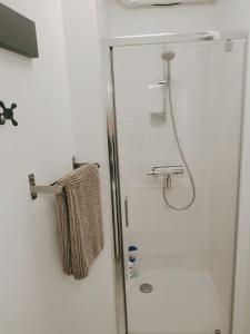 baño con ducha y puerta de cristal en L'atelier Clissonnais, plein centre historique, en Clisson